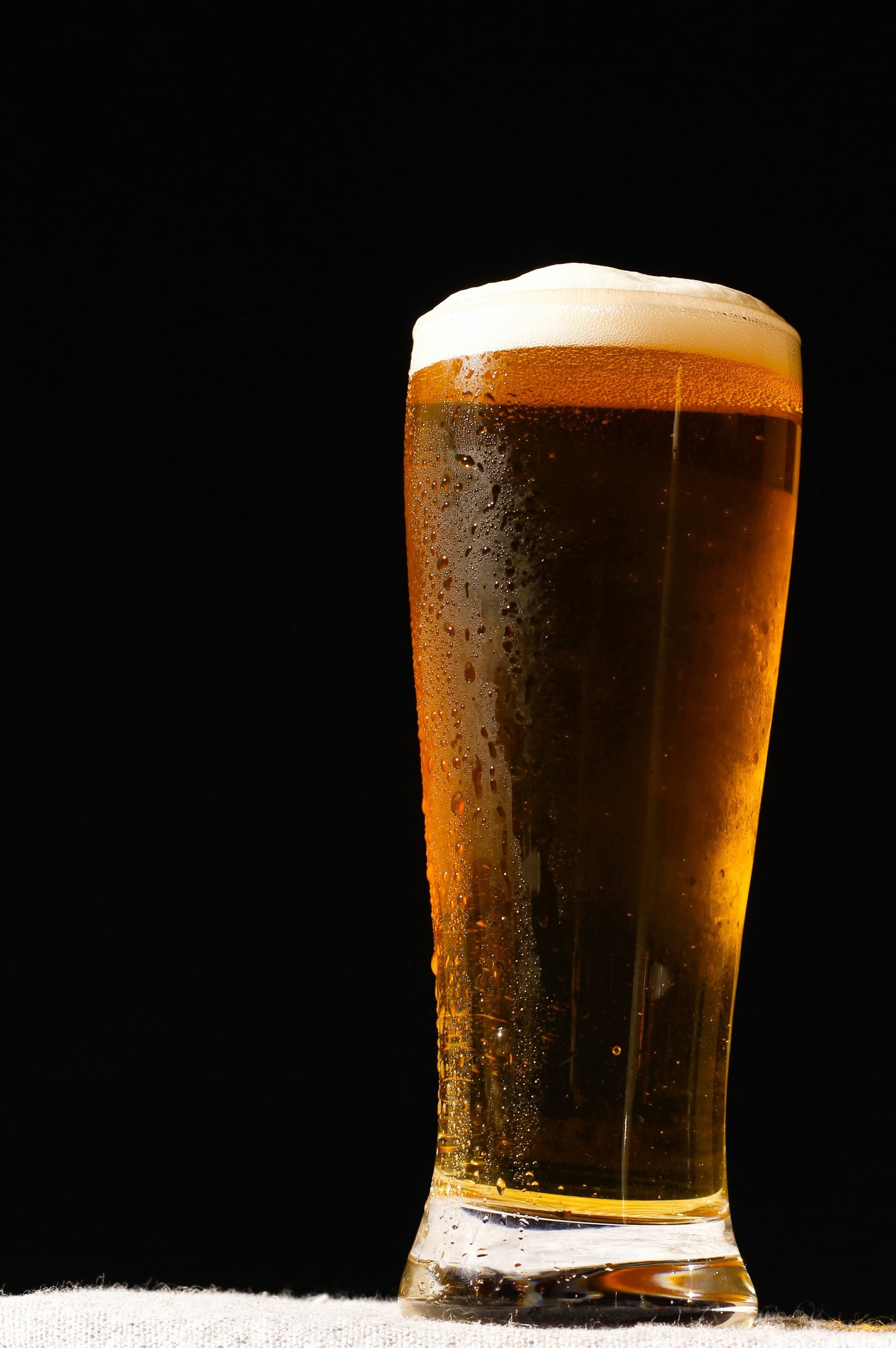 Glas bier op de bar