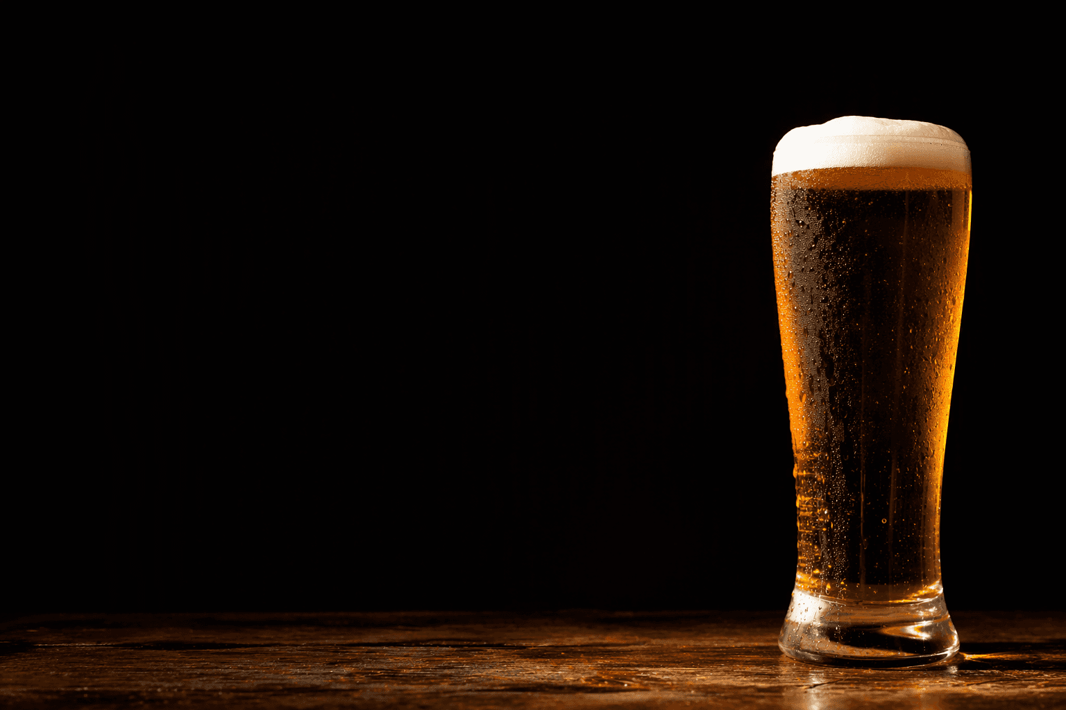 Glas bier op de bar